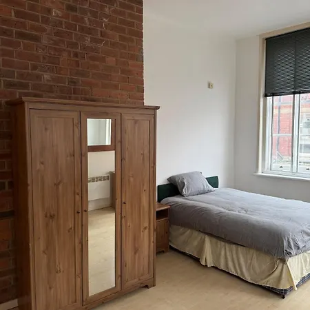 Villa In The Heart Of Leeds (West Yorkshire)