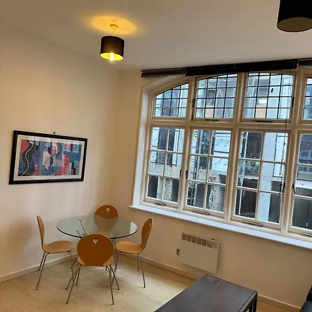 Villa In The Heart Of Leeds (West Yorkshire)